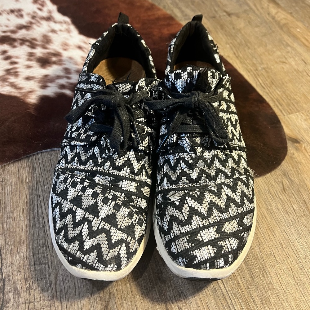 TOMS women’s Del Rey Lace Up Sneakers, size 8